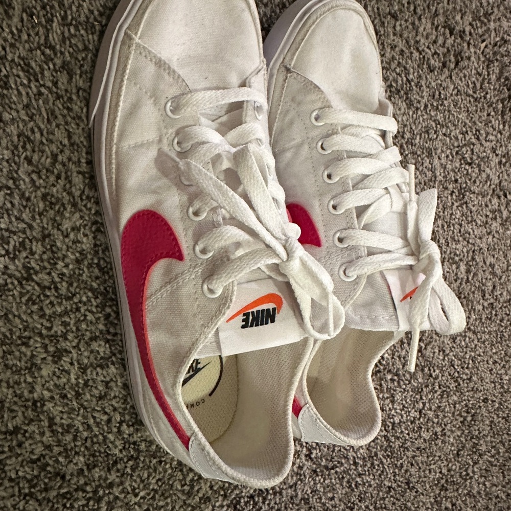 Nike Women’s canvas court legacy sneakers! - Picture 4 of 7